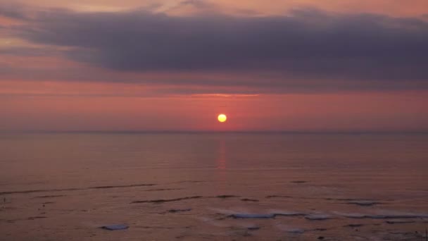 Quick Camera Sunset Beach Waves Sea Moving Reflecting Brightness Clouds — Stok video