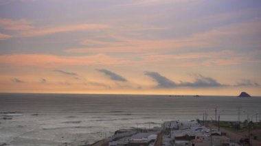Gün batımında sahilde bacaları olan büyük bir gemi şeklinde bulutlar Punta Hermosa bölgesinde deniz dalgaları ve 4k içinde uçan martılar.