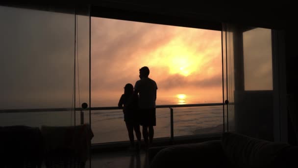 Couple Terrace Beach House Beautiful Cloudy Orange Sunset Waves Sea — Stockvideo