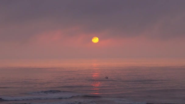 Vacker Solnedgång Med Den Runda Gula Solen Över Havet Med — Stockvideo