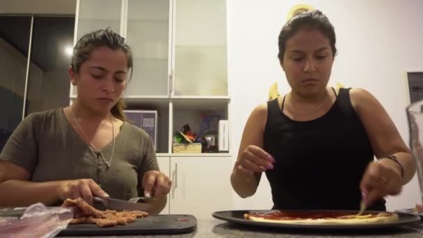 Dwie Kobiety Przygotowujące Pizzę Domowej Roboty Kuchni — Wideo stockowe