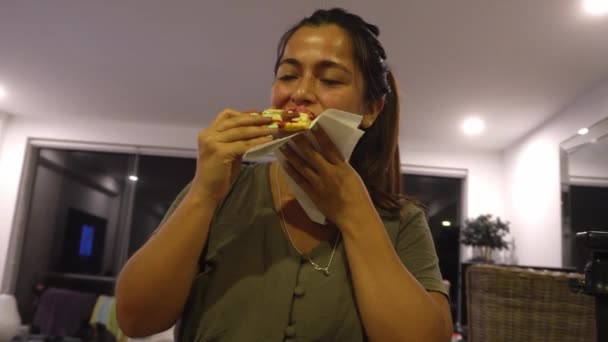 Gros Plan Une Femme Mangeant Une Pizza Maison Avec Ses — Video