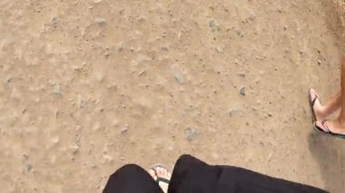 POV Quicksilver marka sandaletler ve Markus 'la çalışan ilk kişi görüntüsü
