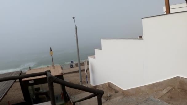 POV widok pierwszej osoby schodzącej schodami na plażę w pochmurny dzień w Seno — Wideo stockowe