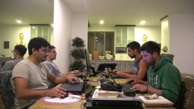 Birkaç arkadaşın şafak vakti oturma odasındaki dizüstü bilgisayarlarıyla oyun oynarkenki görüntüleri. zaman aşımı