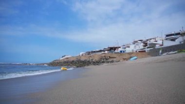 Bayanlar plajında deniz kıyısında yürüyen kumdan ve Punta Hermosa, Lima, Peru 'daki dalgalarla