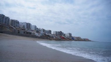 POV, Punta Hermosa, Lima, Peru 'daki bayanlar plajında gün içinde deniz kıyısında kum ve dalgalarla yürüyen ilk kişi.