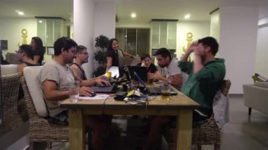 Yemek odasında dizüstü bilgisayarlarıyla oynayan ve bira içen birkaç erkek ve kadın arkadaşın zaman çizelgesi. Sonra da bir gece dışarıda yerde masa oyunu oynuyorlar.