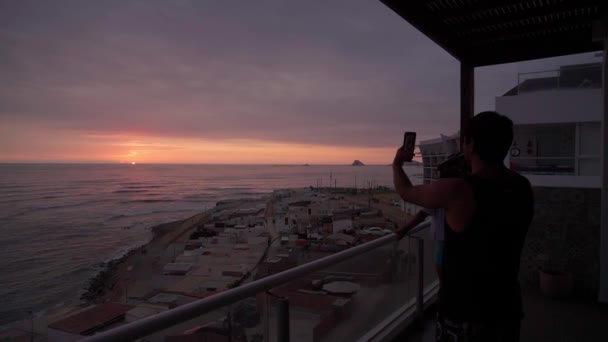 Erkek Arkadaş Arkadaş Erkek Kadın Çiftlerinin Bir Sahil Evinin Terasından — Stok video