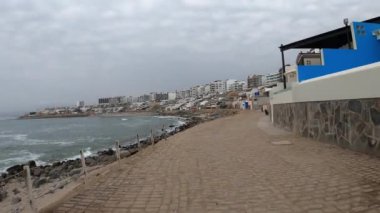 Sahilde koşan ilk şahıs manzarası