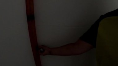 Pov bir odanın kapısını açtı ve akşamdan kalma bir adamla uyuduğunu gördü.