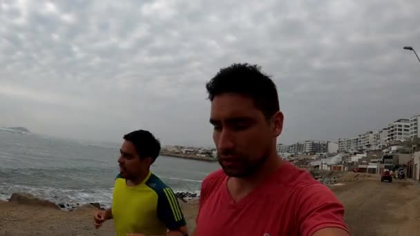 Selfie Wideo Dwóch Przyjaciół Biegających Plaży — Wideo stockowe