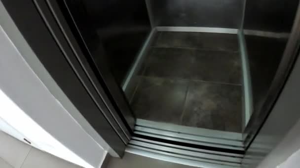 Pov Touchant Les Boutons Sans Contact Ascenseur Entrant Vue Première — Video