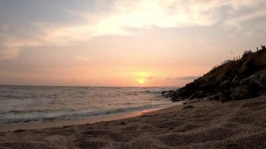 günbatımının hızlı kamerası deniz kumundan 4k içinde zaman diliminde.