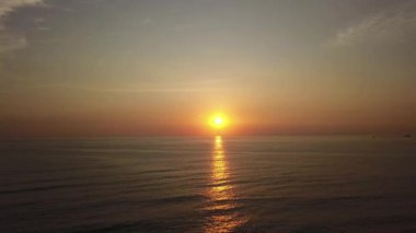 Ufukta güneş, Punta Hermosa, Lima, Peru 'da 4k' da dalgalar üzerinde ilerleyen güzel bir gün batımının hava aracı görüntüsü.