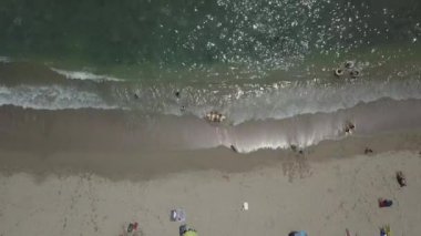 Deniz kıyısının yukarısından insansız hava aracı görüntüsü. Suda yüzen insanlar ve Punta Hermosa, Lima, Peru 'daki Senyoritas plajında dalgalar.