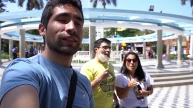 Plaza de huacho, Lima, Peru 'daki arkadaşlarının selfie' si güneşli bir günde konuşuyor ve 4K 'de kameraya gülüyor.