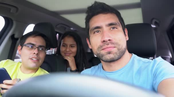 Selfie Kilku Przyjaciół Wewnątrz Samochodu Planuje Wycieczkę Przed Jazdy Rozmowy — Wideo stockowe