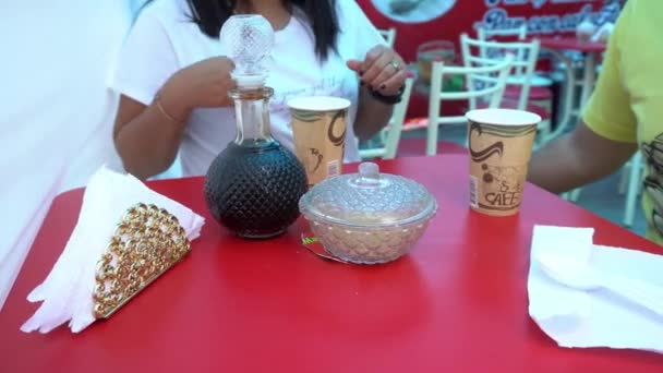 Servir Café Tazas Plástico — Vídeo de stock