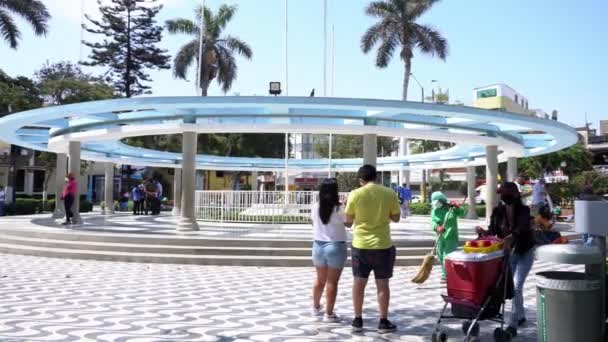 Una Pareja Plaza Huacho Lima Perú Día Soleado Casma Perú — Vídeos de Stock