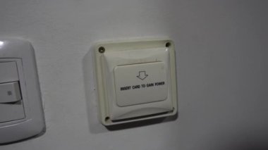 Pov, Qallwa Oteli 'nde bir odaya akıllı bir kartla giriyor Casma, Peru Nisan 2022