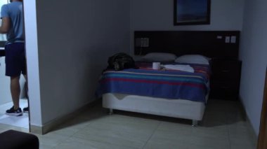 Otel banyosunda yıkanmak ve yatakta havluyla kurulanmak.