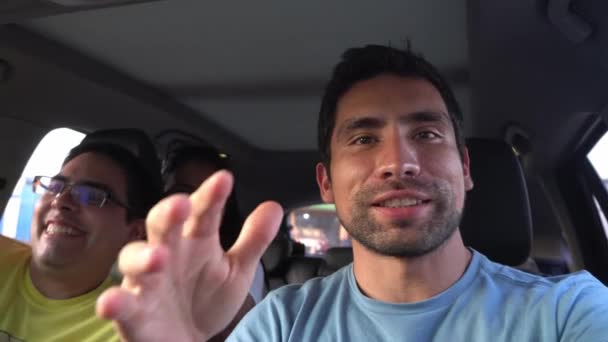 Selfie Przyjaciół Samochodzie Rozmawia Kamerą Śmieje Się Opowiadając Historię Ich — Wideo stockowe