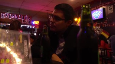 Casma, Lima, Peru 'daki Excalibur barında bira içen bir adam.