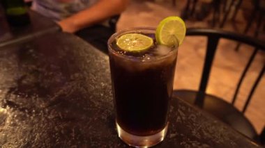 Barda buzlu limonlu siyah soda.