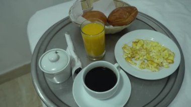 Sabahın 4 'ünde çırpılmış yumurta, kahve, soda ve ekmeklerden oluşan bir otel kahvaltısı.