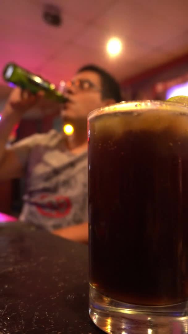 Vertical Close Shot Cuba Libre Background Man Drinking Beer Bar — Stock Video