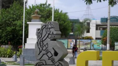 Casma 'nın ana meydanındaki heykellerin ve anıtların kapatılması