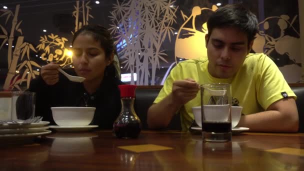 Egy Pár Férfi Egy Akar Leves Egy Chifa Étteremben Tipikus — Stock videók