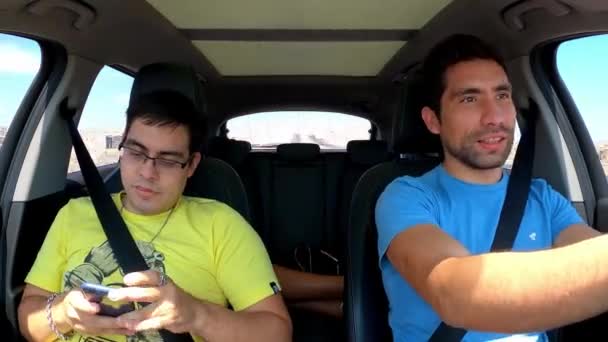 Szybki Podgląd Kamery Wewnątrz Samochodu Przyjaciół Podróżujących Wakacje Śmiejąc Się — Wideo stockowe
