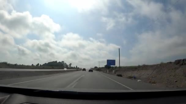 Pov Podróżujący Samochodem Plamą Gołębia Przedniej Szybie — Wideo stockowe