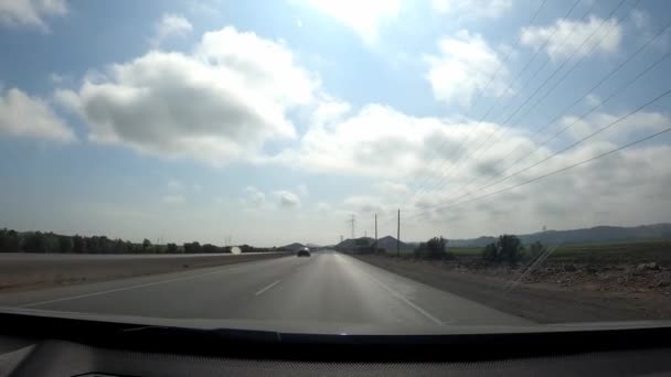 Pov Спокійно Подорожує Машині Між Зеленими Полями Великими Антенами Високої — стокове відео