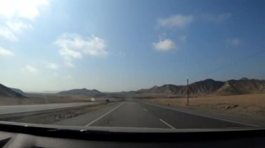 POV hızlı kamera otoyoldaki pitoresk tepeler arasında gün içinde açık gökyüzü ile sürerken zaman aralığı 4k