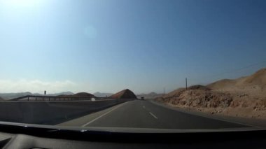 POV otoyoldaki pitoresk tepeler arasında gün içinde açık gökyüzü ile 4K görünümü ile sürüyordu.