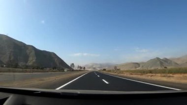 Yakın zamanda boyanmış bir yolda, çölde güzel, mavi gökyüzü açık ve renkli bir manzarayla gün içinde 4K hızla giden bir arabayla pov hızlı kamerası.