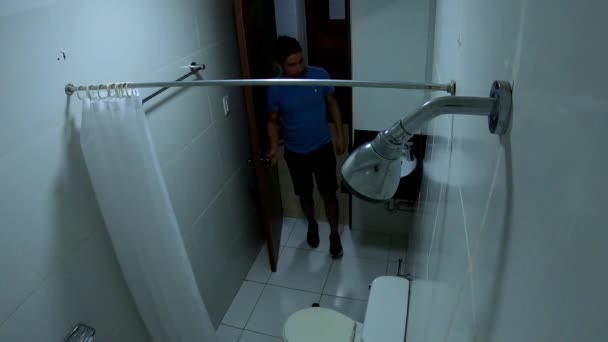 Otel Odasında Duş Alan Bir Adamın Ellerini Yüzünü Ile Yıkamak — Stok video