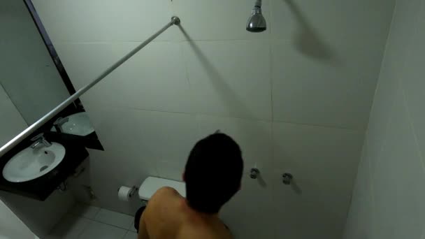 Widok Człowieka Wchodzącego Pod Prysznic Kąpieli Pokoju Hotelowym — Wideo stockowe