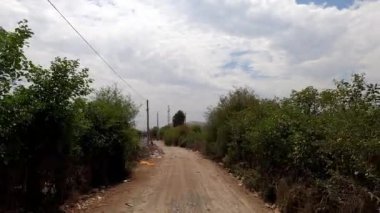 4k 'da bulutlu bir günde çalıların arasında koşan POV' un görüş açısı