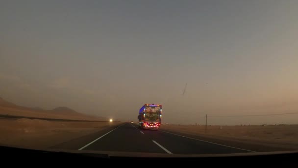 Pov Gün Batımında Yolda Giderken Birçok Işığı Olan Bir Kamyonun — Stok video