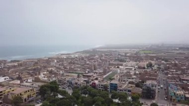 Chancay, Lima, Peru ve denizin 4k 'deki hava aracı görüntüsü.