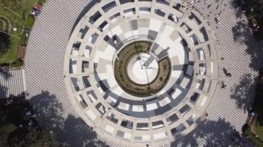 Huacho Meydanı 'nın hava aracı görüntüsü, Lima, Peru 4k' da kuş bakışı uçan güvercinlerle birlikte.