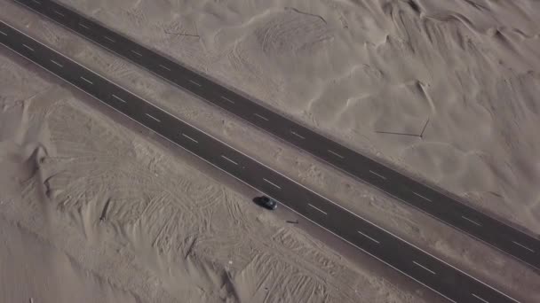 Vista Aérea Del Dron Carretera Medio Desierto Vista Pájaro Día — Vídeos de Stock