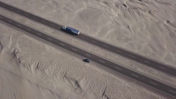 Luchtfoto Drone Uitzicht Snelweg Het Midden Van Een Woestijn Met — Stockvideo