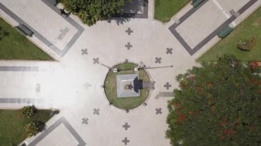 Casma, Lima, Peru 'nun merkez meydanının hava aracı görüntüsü. Günün 4k' sinde kuş bakışı manzaralı.