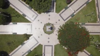 Casma, Lima, Peru 'nun merkez meydanının hava aracı görüntüsü. Gün içinde kuş bakışı bir sürü kuş bakışı daire çiziyor.