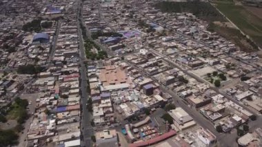 Yanı başında nehirler, tepeler, çöller ve kumullar olan ve Casma, Lima, Peru 'da açık gökyüzü olan bir şehrin insansız hava aracı görüntüsü.